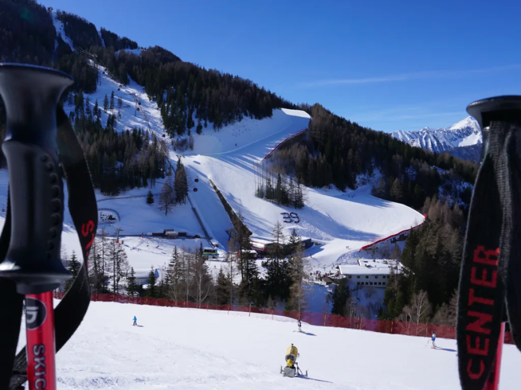 Ski im Vordergrund, im Hintergrund die Zahl 39.